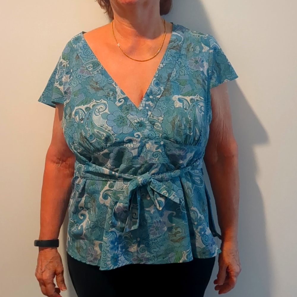 Daisy Fuentes Floral Blue Women's Top. Tie Front Zip Side Size L-XL